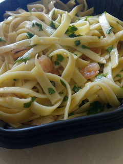 Una foto de Pasta con camarones al ajillo