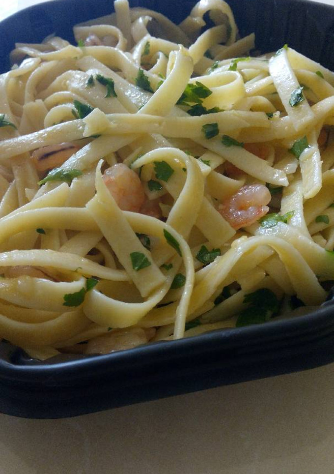 Una foto de Pasta con camarones al ajillo