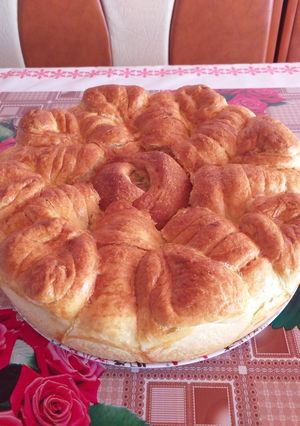 O poză a rețetei Aperitiv,,Floare" umplută cu brânză și cozi de ceapă.