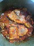 Carne de cerdo en salsa de tomate y rúcula