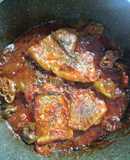 Carne de cerdo en salsa de tomate y rúcula