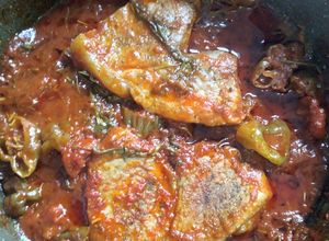 Una foto de Carne de cerdo en salsa de tomate y rúcula