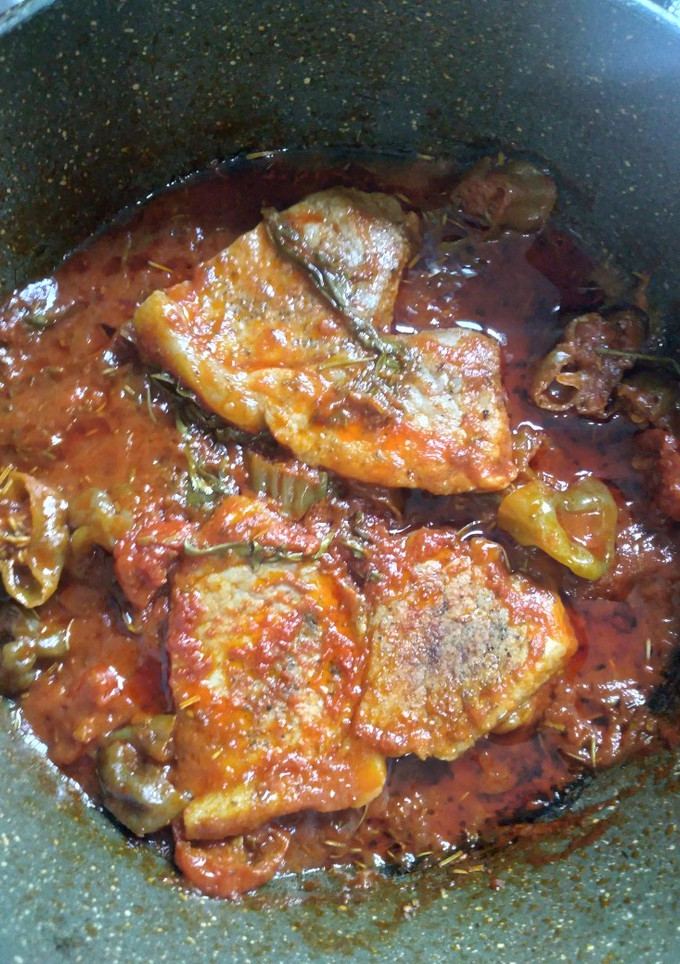 Una foto de Carne de cerdo en salsa de tomate y rúcula