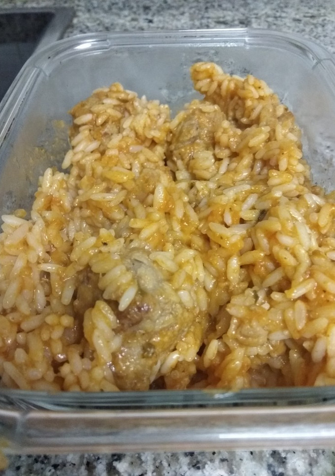 Una foto de 🍚 Arroz con albóndigas en salsa de tomate