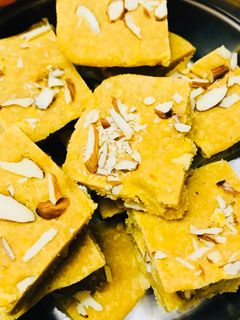 बेसन बर्फ़ी (Besan barfi recipe in Hindi) रेसिपी मुख्य फोटो