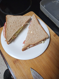 Una foto de Sándwich de fiambre con lechuga, tomate y mayonesa