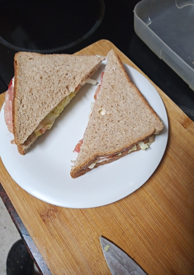 Una foto de Sándwich de fiambre con lechuga, tomate y mayonesa