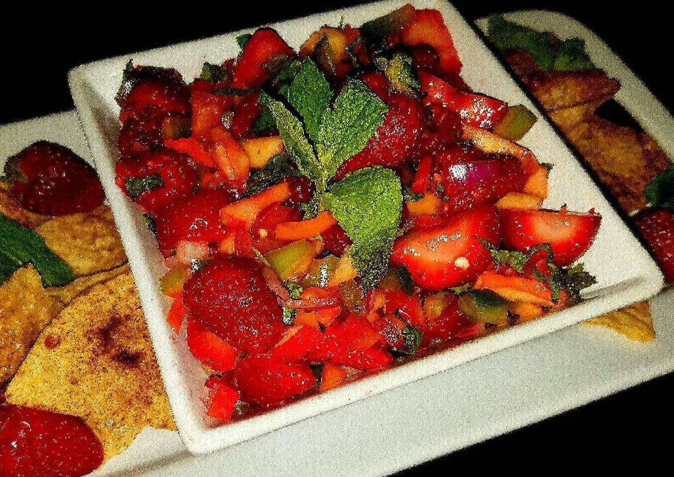 Mike's Peppered Fruit Salsa With Cinnamon Chips