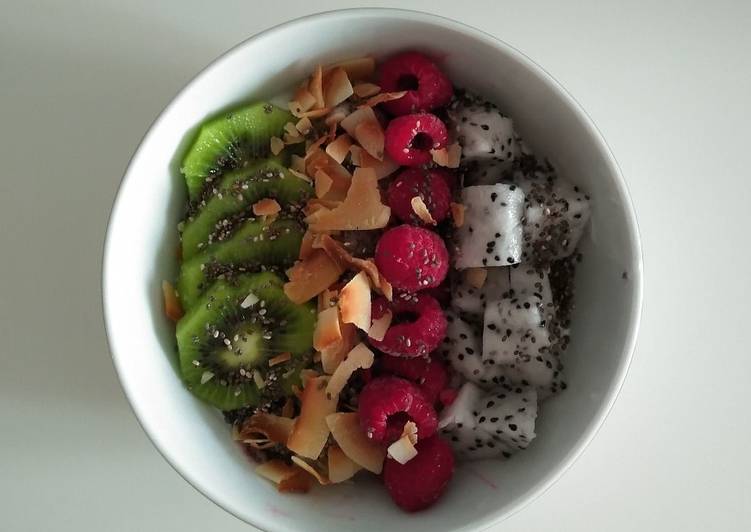 Pitaya, Kiwi, Rasberry, and Coconut Yogurt Bowl