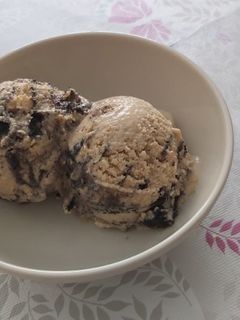 Una foto de Helado de café con galletas oreo