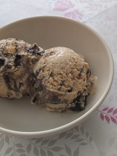 Una foto de Helado de café con galletas oreo