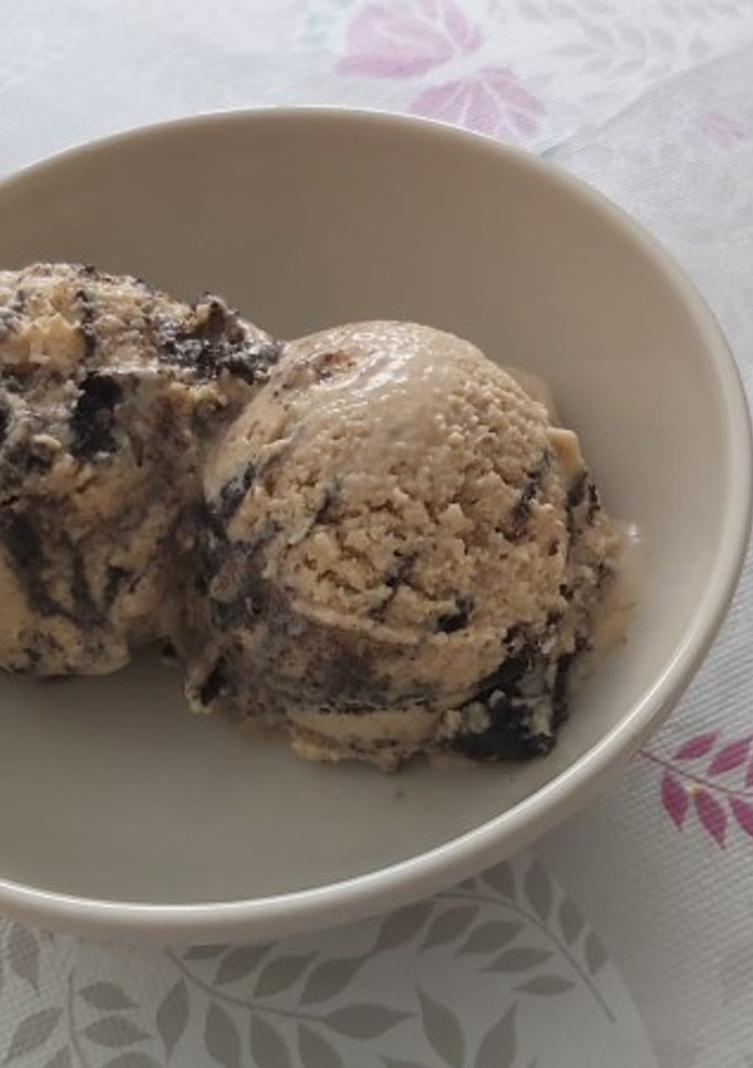 Una foto de Helado de café con galletas oreo