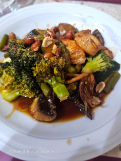 Una foto de Poupurri de verduras, calamares y langostinos