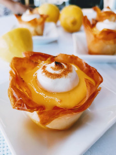 Una foto de Bocaditos de pasta filo con lemon pie