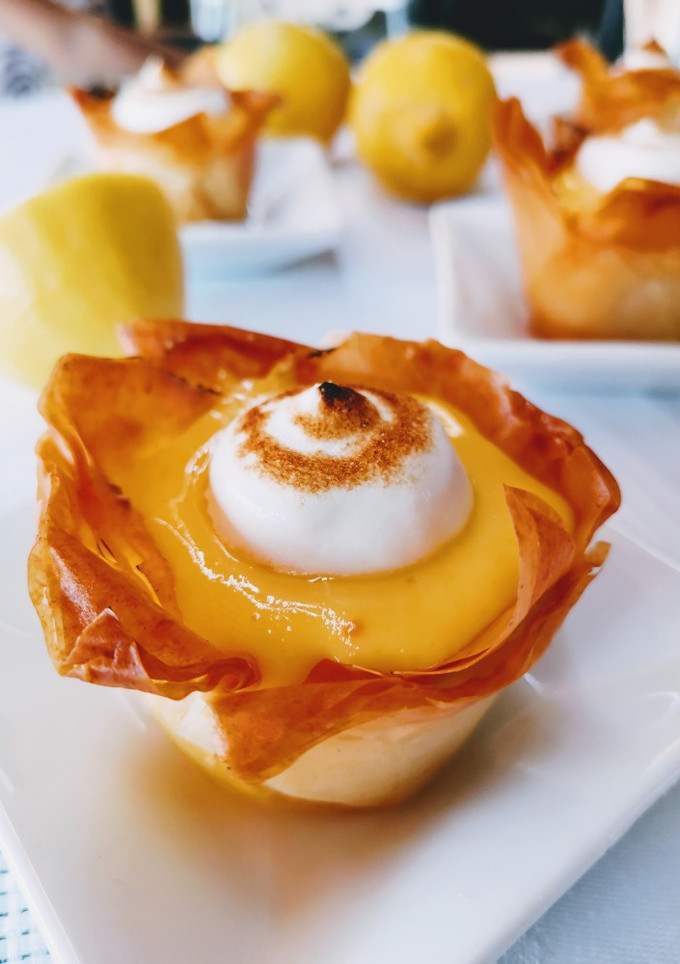 Una foto de Bocaditos de pasta filo con lemon pie