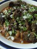 Frijoles con arrachera, cilantro y cebolla morada