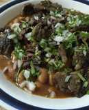 Frijoles con arrachera, cilantro y cebolla morada