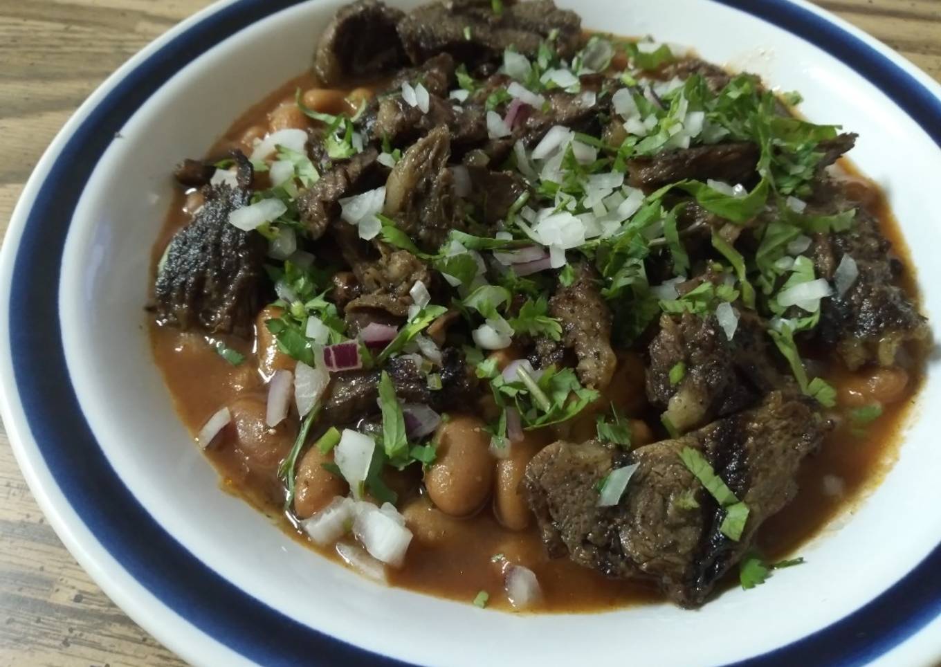 Frijoles con arrachera, cilantro y cebolla morada