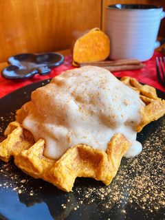 Una foto de Gofres de boniato con helado de canela
