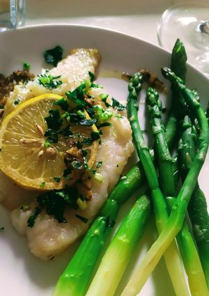 Una foto de Mahi-mahi al limón con ajo