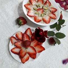 A picture of Healthy oats with strawberry.