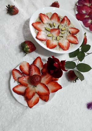 A picture of Healthy oats with strawberry.