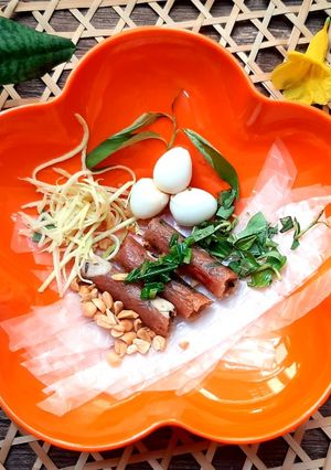 Hình của món Bánh tráng trộn với nem chua.