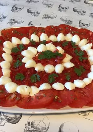 Une photo de Salade de tomates et poivrons rouges grillés à la mozzarella et coriandre