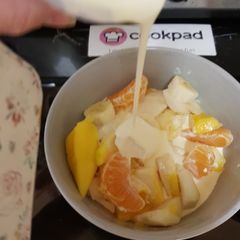 A picture of A little fruit & Cream 😘.