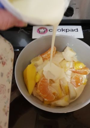 A picture of A little fruit & Cream 😘.