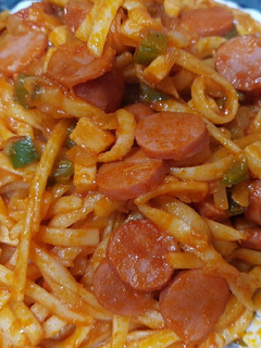 Una foto de Tallarines con Pimiento, Cebolla, Salchichas y Tomate!!🍅🍝