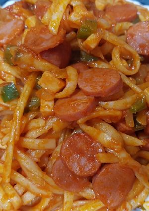 Una foto de Tallarines con Pimiento, Cebolla, Salchichas y Tomate!!🍅🍝