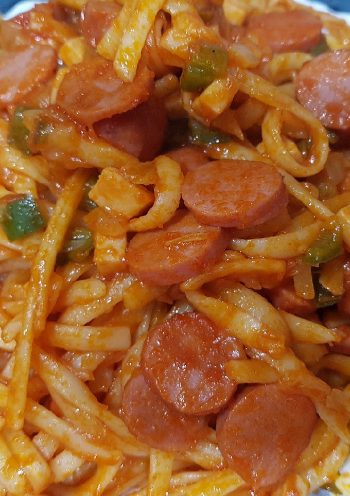 Una foto de Tallarines con Pimiento, Cebolla, Salchichas y Tomate!!🍅🍝