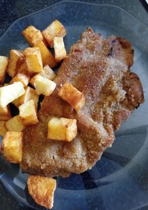 Una foto de Milanesas con papas