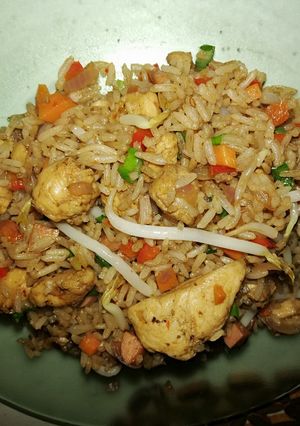 Una foto de Arroz frito estilo asiático con pollo