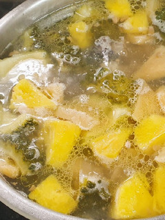 鳳梨苦瓜雞湯 的食譜成品照片