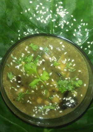 अळूचं फदफद (alooch fadfad recipe in marathi) रेसिपी चे मुख्य फोटो 