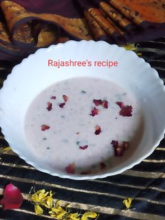 स्ट्रॉबेरी बासुंदी (Strawberry basundi recipe in marathi) रेसिपी चे मुख्य फोटो