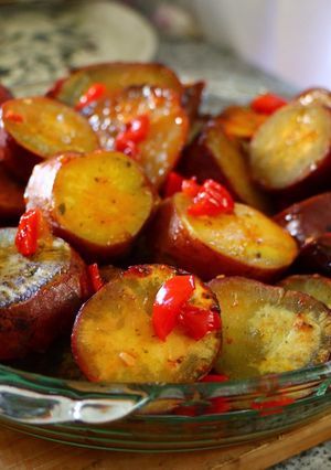 Una foto de Batatas al horno con miel, vino y morrones