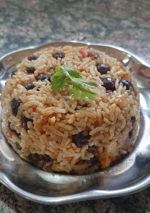 A picture of Kala chana pulao.