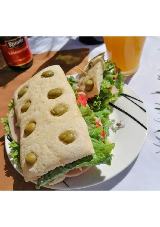 Una foto de Ciabatta artesanal con aceitunas