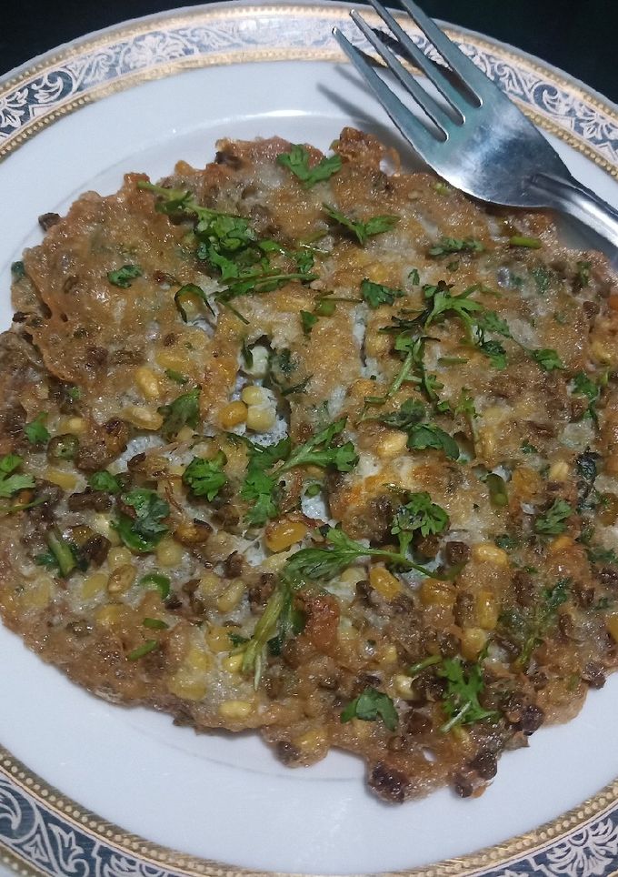 स्प्राउट्स ऑम्लेट (sprout omelette recipe in marathi) रेसिपी चे मुख्य फोटो 
