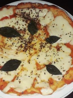 Una foto de Pizza margarita en sartén 🍕