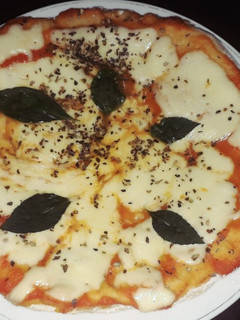 Una foto de Pizza margarita en sartén 🍕