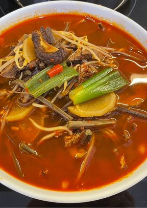 Hình của món Món Canh Thịt Bò Cay 육개장.