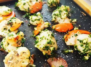 Une photo de Coquille Saint-Jacques en persillade et gros sel à la plancha