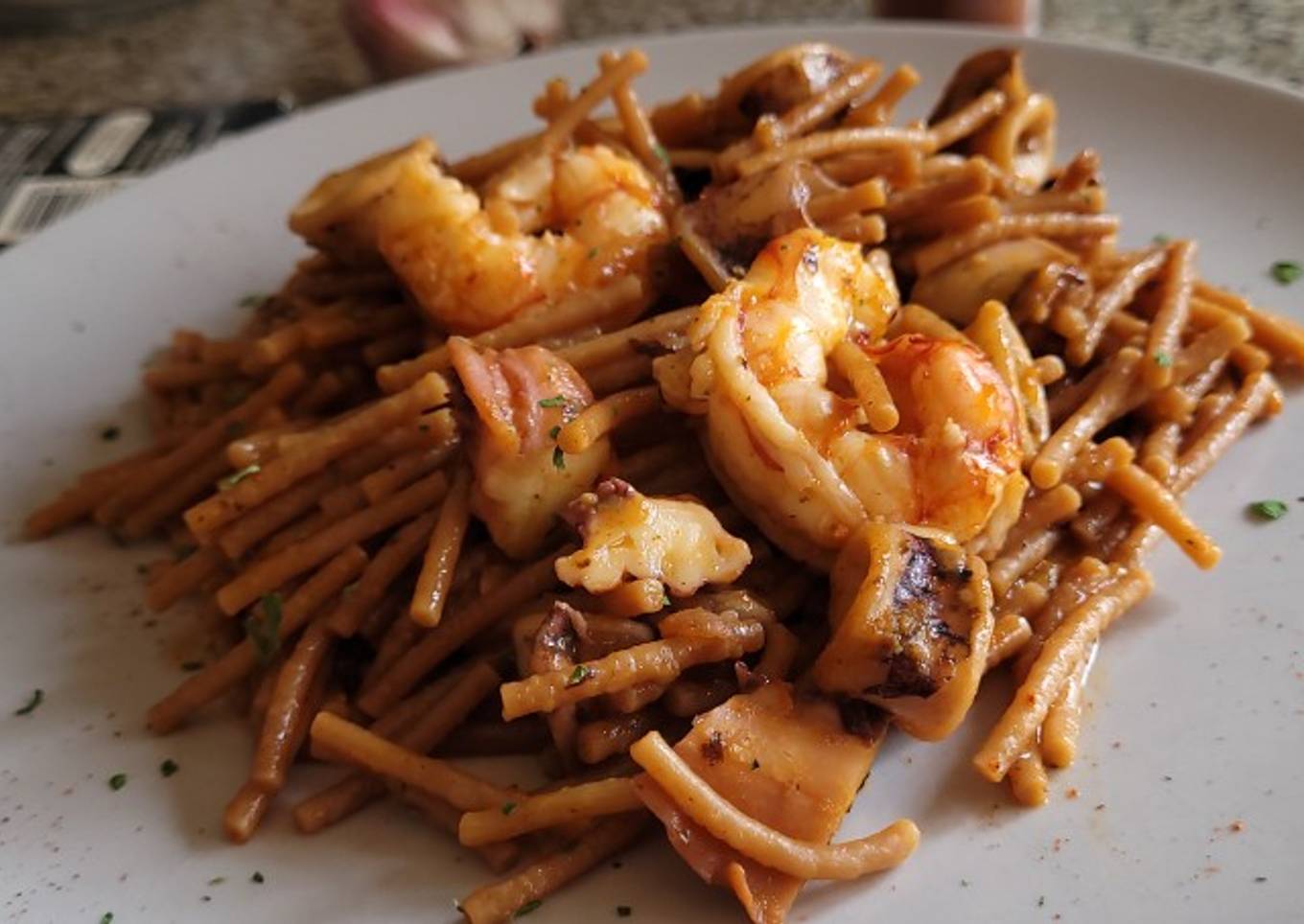 Fideuá con calamares, pulpo y gambas