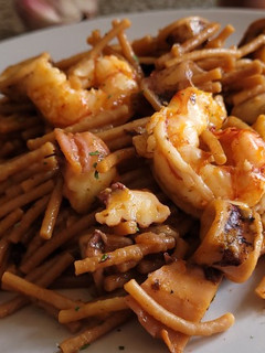 Una foto de Fideuá con calamares, pulpo y gambas