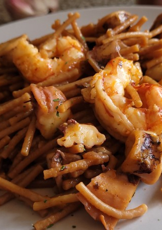 Una foto de Fideuá con calamares, pulpo y gambas