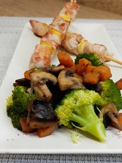 Una foto de Salteado de calabaza champiñones y brócoli (guarnición)